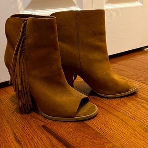 Booties with fringe and open toe